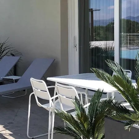 *central Lakeside Apt*swimming Pool & Free Parking Apartment Peschiera del Garda
